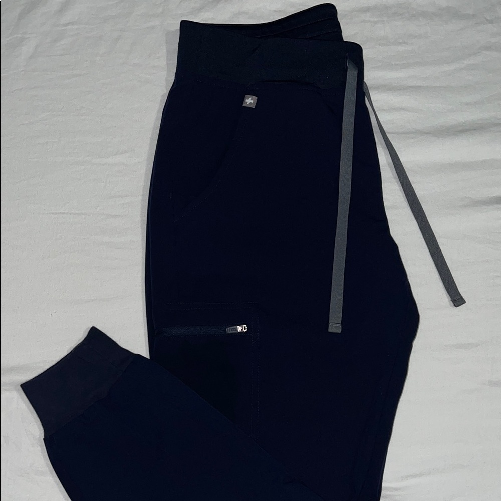 FIGS Scrub Set in Navy - Picture 2 of 4